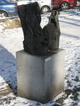 905768 Afbeelding het bronzen beeldhouwwerk 'The Lonely One' van Pearl Couzijn-Perlmuter (1915-2008) in winterse sfeer, ...